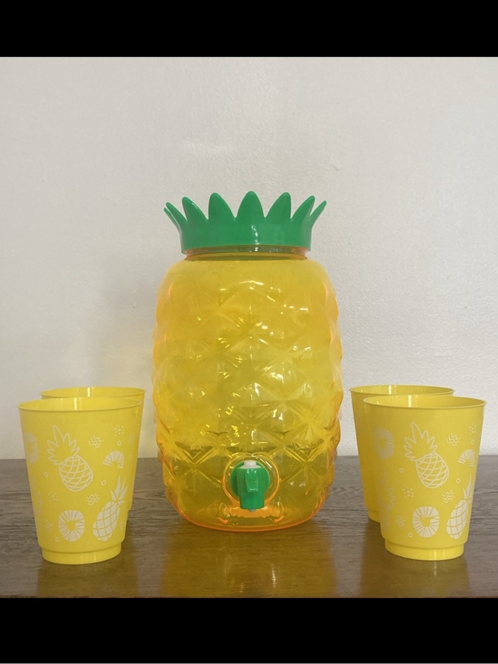 NWT- Pineapple Shaped Cold Beverage Dispenser Set & 4 Matching Pineapple Cups 🍍